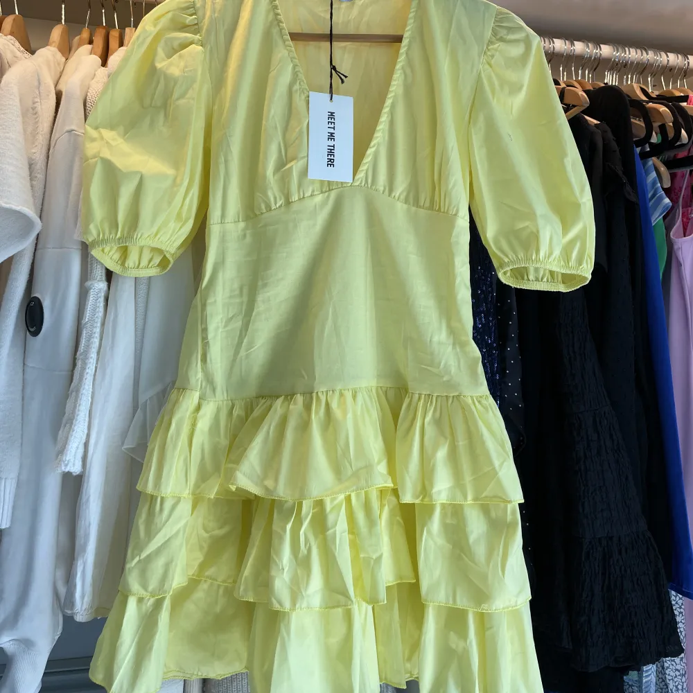 Säljer denna jätte fina gula klänningen ifrån meet me there💛  Aldrig använd och lappen sitter kvar. Storleken är xxs/ xs🫶🏼 För fler bilder skriv privat 💓 . Klänningar.