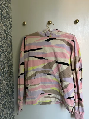 Hoodie - En hoodie från Lindex i strl 158-164. Med militär mönster! Säljer pga inte använder lika mycket som jag gjorde när jag fick den! 