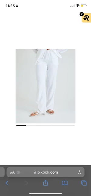 Bikbok linnebyxor - Jag säljer mina vita och svarta linne byxor från bikbok i stolek xs, köpte dom för 459kr styck, dom svarta är endast testade och de vita e använda 2 ggr. Köpte dom för cirka en månad sedan💕 kom privat för bilder på.