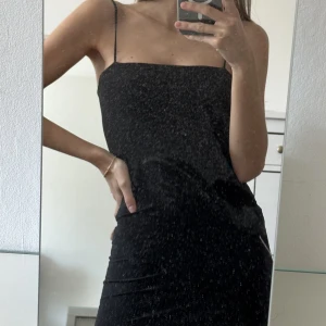 Svart klänning - Tight svart klänning! Väldigt stretchigt material🖤