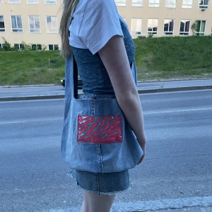 Dezzy väsla - En handsydd väska gjord av återanvänt segondhand-tyg med fickor av Lars Wallin tyg❤️