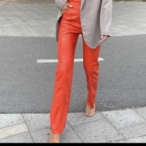 Red Faux Leather Pants  - Säljer mina röda skinnbyxor från 4th and Reckless. Aldrig använda. (Lånad bild av @lojsanwallin)  Storlek M/38