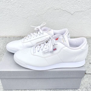White sneakers - Vita sneakers från reebok, fint skick!