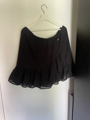 Svart kjol  - Fkn kjol som passar till all tillfällen