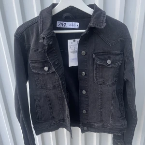 Zara jeansjacka  - Oanvänd jeansjacka från Zara i storlek L. Dock liten i storleken, skulle säga att den är som en S. Ej använd då den är förliten för mig som är storlek M och gillar större modeller på jackor, därmed är prislappen kvar.