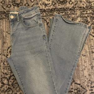 jeans med slits från cubus, är i storlek 164 men passar xs och s