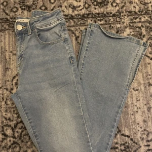 Jeans med slits  - jeans med slits från cubus, är i storlek 164 men passar xs och s