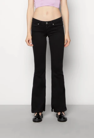 Super fina slutsålda jeans - Sjukt fina jeans men tyvärr försmå för mig 😢 dom är helt slutsålda i alla storlekar, dom är extremt lågmidjade så sjukt snygga💗💗från only, kan även mötas upp