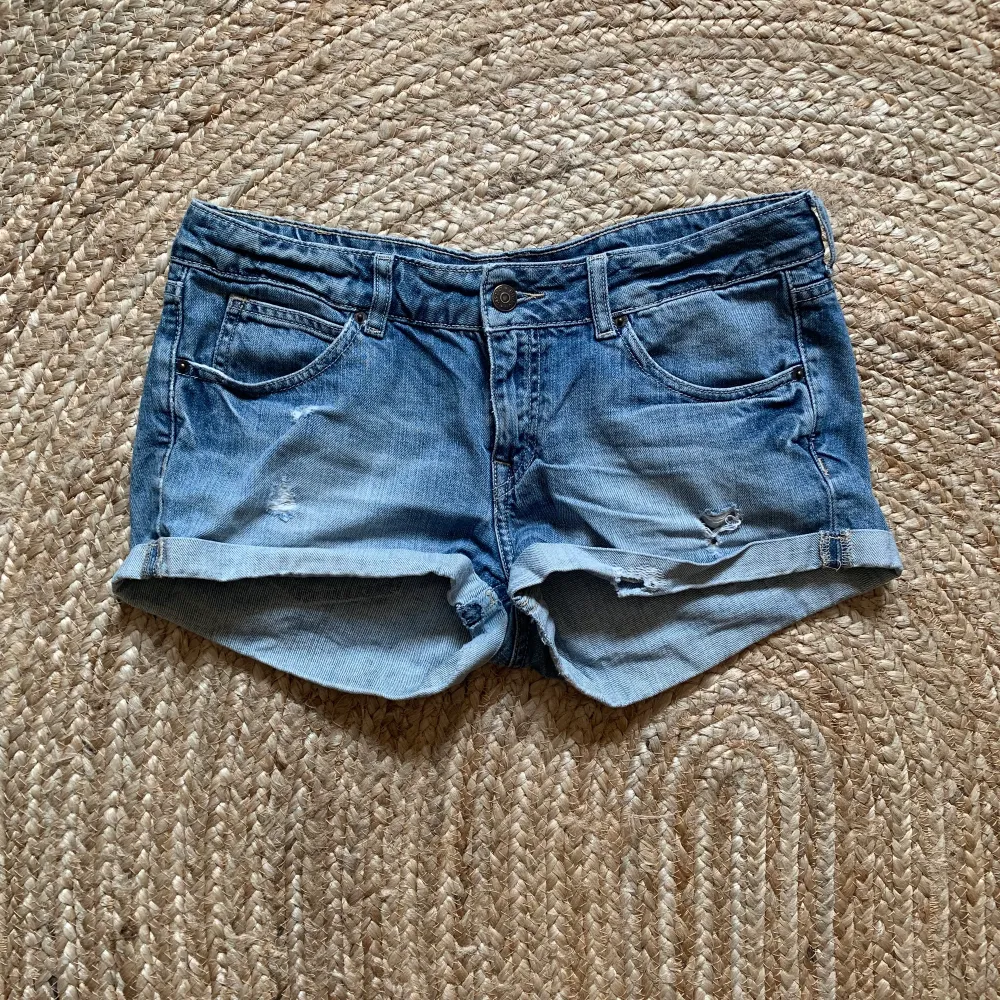 Korta jeansshorts från H&M i strl S/M. Shorts.