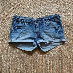 Korta jeansshorts från H&M i strl S/M