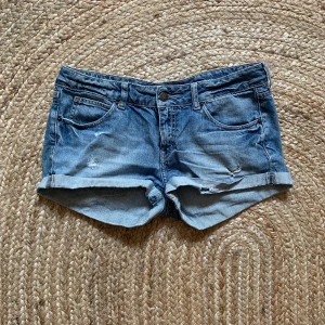 Jeansshorts från H&M strl S/M - Korta jeansshorts från H&M i strl S/M