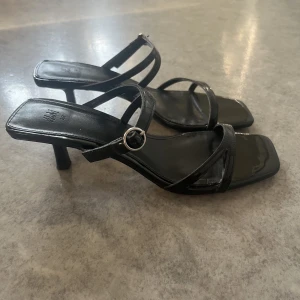 Klackskor  - Helt nya jättefina klackskor/sandaletter som endast är testade men var tyvärr för små för mig. Passar till alla event!