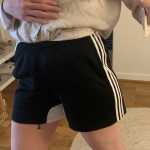 Adidas-shorts strl S/M - Svarta Adidas-shorts i strl S/M