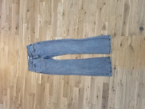 Gina tricot jeans - Dessa jättefina gina tricot jeans har andvänds ungefär 10 gånger men nu är de föör små. Har bilder på från förra året. Orginal pris 599