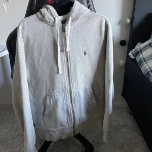 Ralph Lauren Zip Hoodie - Fin tröja från Ralph Lauren, längst ner på ärmarna är det små hål, däremot inget som påverkar funktionen och som man knappt ser när man har på sig den.  