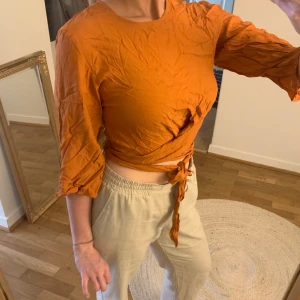 Rostbrun topp från Zara med knytning strl S - Rostbrun topp från Zara som man antingen knyter i ryggen eller vid midjan