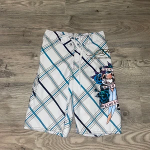 ED HARDY SHORTS - Säljer Ed Hardy shorts då de är för små. Knappt använda och i mycket bra skick. Är 175 och får på mig de men då sitter de skinny. 