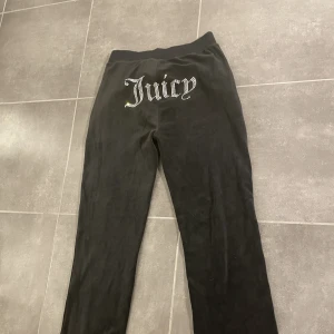 Svarta Juicy byxor - Säljer mina svarta juicy byxor. Som nya, använda en gång 