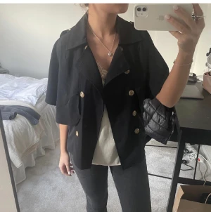 Trekvartsärmad jacka - Tunn och så snygg Trekvartsärmad jacka, som e perfekt nu till sommaren😍 säljer då den inte kommer till användning längre. I super fint skick och är mörkblå nästintill svart💗