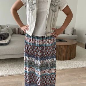 Mönstrad långkjol - Säljer denna underbara långkjolen med jättefint mönster!!🥰 kolla jättegärna mina andra annonser!