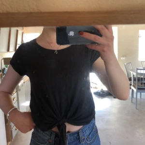 Snygg t-shirt - Snygg t-Shirt med knytning nere. Från Only storlek S. Fint skick. 50kr🤩