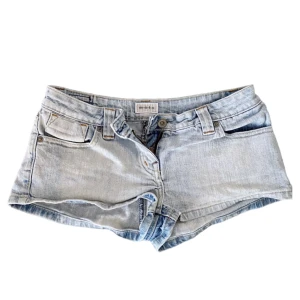 Vintage Ljusblå jeansshorts - Måste sälja för de blivit för små🥲 står ingen storlek men uppskattningsvis en 34/36. Lågmidjade och så sitter som en smäck