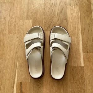 Mango tofflor - Velcro strap sandals från violeta by mango. Storlek 38. Använt men bra skick. 