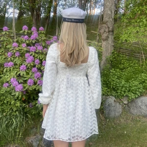 Helt ny nakd klänning - Säljer en helt ny NA-KD student klänning med lappar kvar i storlek 34! 