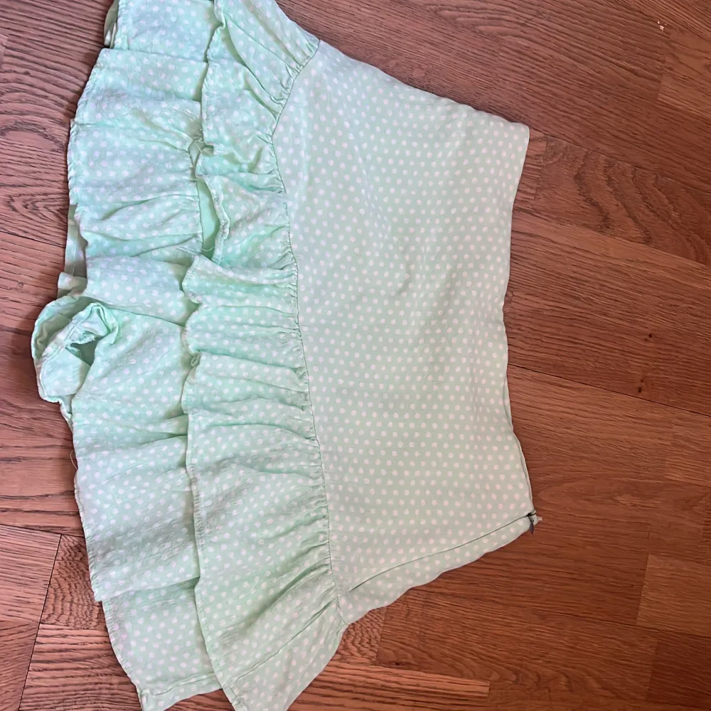 Säljer min älskade zara kjol då den är lite liten, storlek M men är lite mindre i passformen och inte jätte strechig. I super skick och är även som shorts då volangen längst ner sitter ihop🩷 köparen står för frakten!. Kjolar.