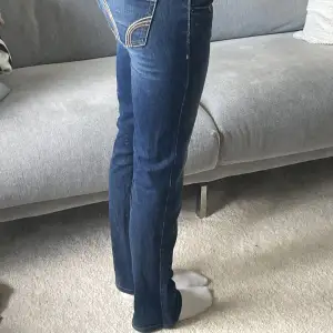 Snygga lowwaist jeans, är 170 och har ca 26/25 i midjan❤️❤️❤️