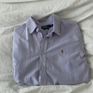 Ralph lauren skjorta - Denna är en skjorta som är lite för stor för mig. Den är väldigt snygg och knappt använd, storlek XL