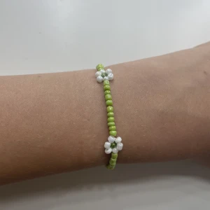 Grönblomigt pärlarmband  - Ett grönblomig pärlarmband för att fira att det e värdsmiljödagen idag 🍀🌿Den är i storlek s men kan göras i fler  storlekar om de finns intresse kontakta oss om de finns frågor!💚🍀🍃🌿