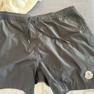 Moncler bad byxor  - Säljer ett par Moncler bad byxor användt i gott skick