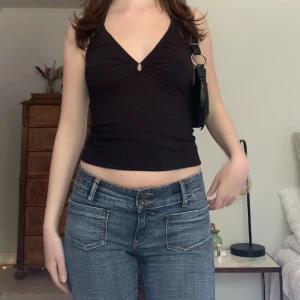 Svart helterneck - Haltertopp med en liten cutout framtill, vintage Ginatricot! En perfekt basic ✨