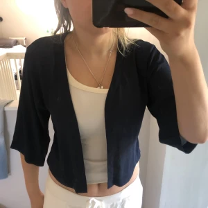 Trekvartsärm kofta - Superfin marinblå trekvartärmade kofta 💕