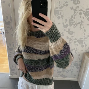Stickad tröjja - Superfin stickad tröjja från Bikbok med fint mönster samt fina detaljer. Skicka för bättre bilder!