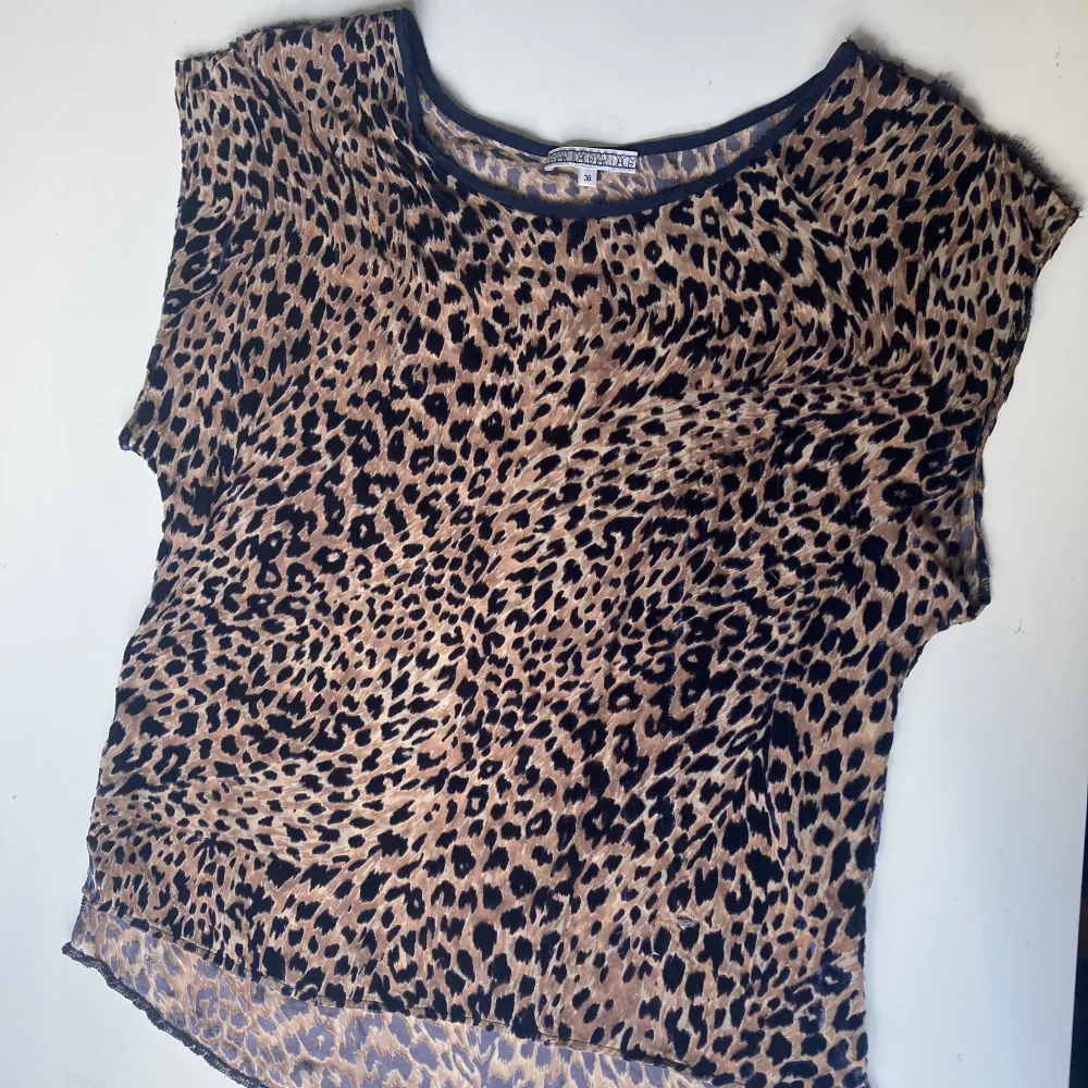 Leopardmönstrad blus/t-shirt från Dagmar. Stl 36. Väldigt skön och bekväm, fint fall.. Blusar.