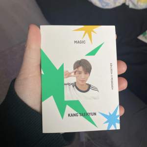 txt photocard holder med taehyun från magic. alla stickers finns kvar. kontakta vid frågor eller vid köp!! <33
