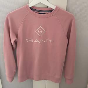 En jättefin rosa tröja från Gant. Köpt på kidsbrandstore. Storlek XS och passar S.  Använd två gånger alltså inga defekter. Säljer då den inte kommer till användning.  Nypris: 500kr