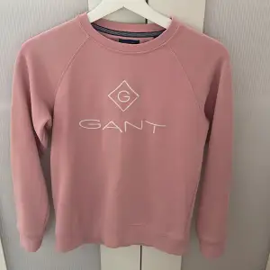 En jättefin rosa tröja från Gant. Köpt på kidsbrandstore. Storlek XS och passar S.  Använd två gånger alltså inga defekter. Säljer då den inte kommer till användning.  Nypris: 500kr