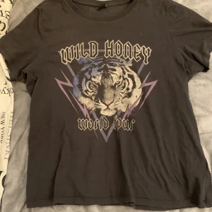 T shirt med tryck  - Säljer då jag inte andvänder.