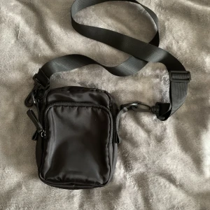 Midje/Axelväska svart - Oandvänd.