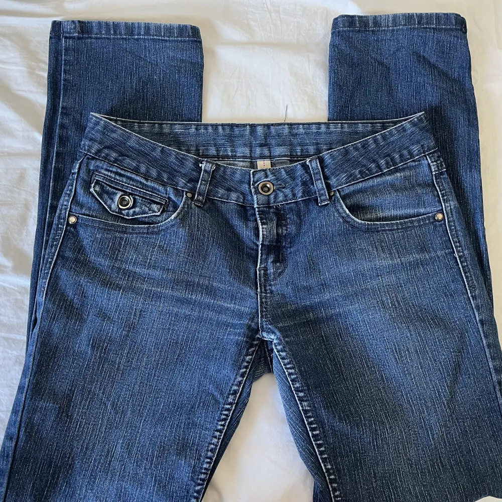 Lågmidjade raka jeans med coola fickor . Jeans & Byxor.