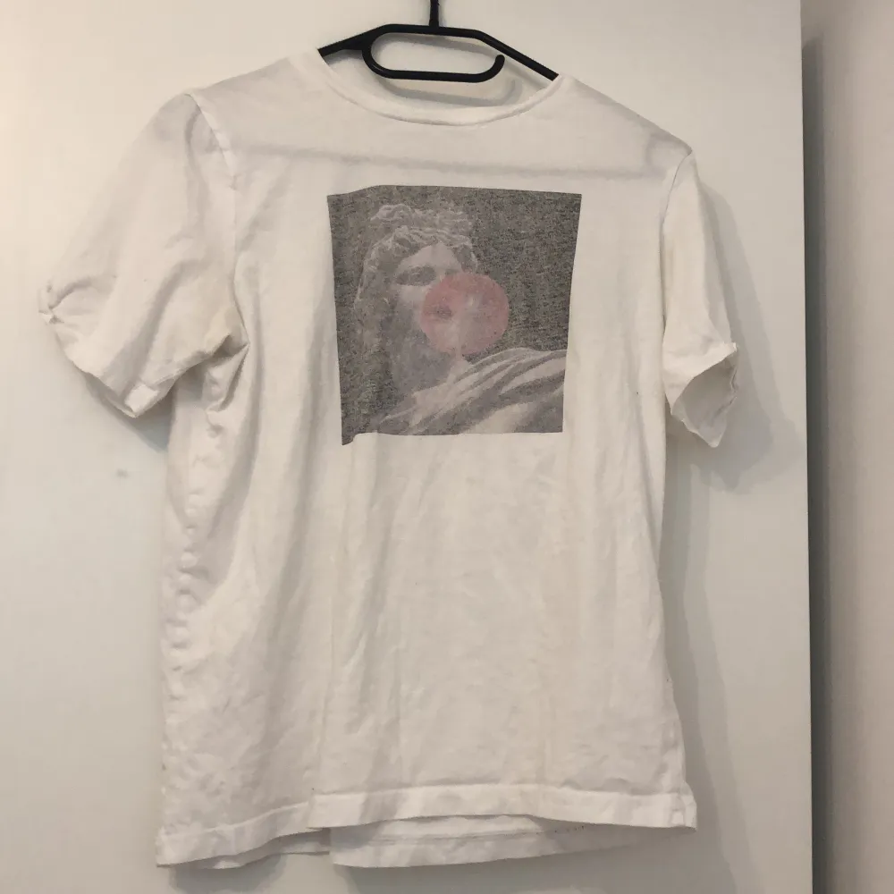 En super snygg t shirt som är köpt på carlings och ändast använd några gånger. Storlek xs. (Köparen står för frakten)💗. T-shirts.