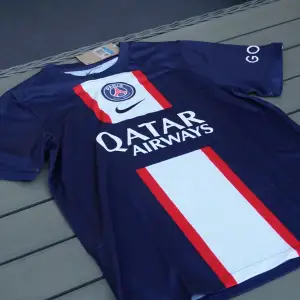 Hej, säljer denna psg forbollströja i storleken M, Bra material och väldigt ”luftig”.