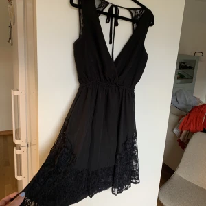 Oanvänd klänning  - Klänning i storlek 38, oanvänd. Öppen rygg och knytdetalj 