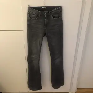 Gråa jeans från Only i bra skick och knappt använda 