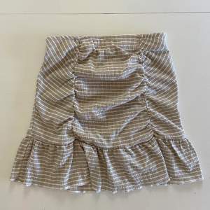 Säljer denna super söta kjol pga för liten! Har använt den 1 gång så den är som ny!💕 färgerna är vit och grå/beige/grön