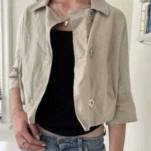 Trekvartsärmad jacka - Supersöt trekvartsärmad beige jacka i storlek M/S beroende på önskad passform.  Kan mötas upp i Stockholm, annars står köparen för frakt!💗💗