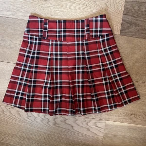 Kjol  - Kort kjol med dragkedja från SHEIN, jätte fin men inte min stil längre. Dragkedjan kan vara lite knepig att dra upp men när man får till det så är det inga problem